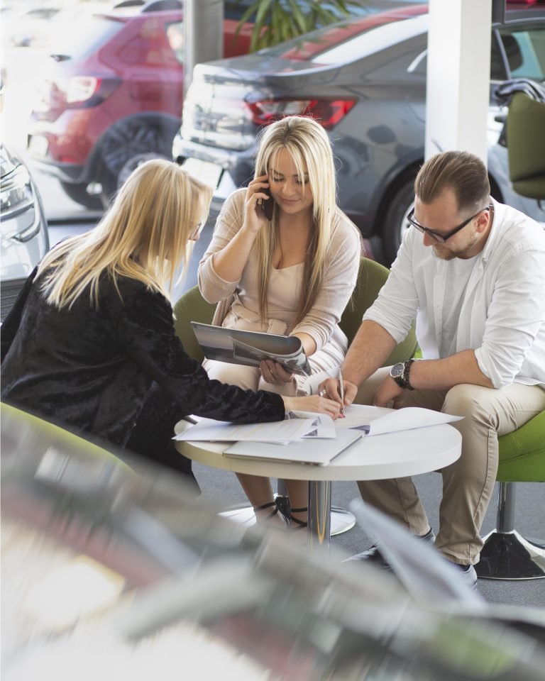 happy-customers-car-dealership (1)